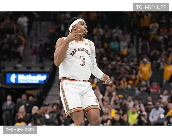 凯尔登·约翰逊无球跑动制造错位，拉开马刺外线空间