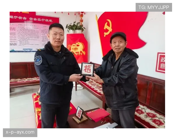 易建联出门就是反差，穿得像大爷随便一站，后面车队像整条街被买下